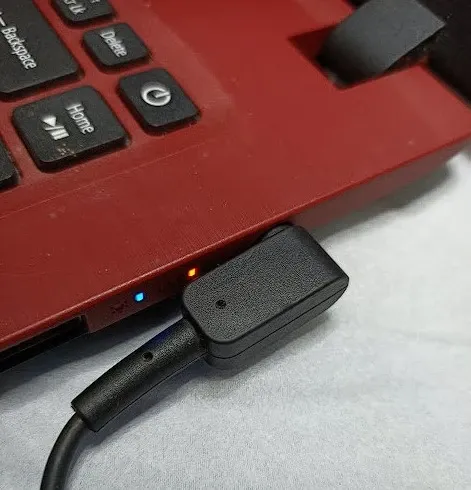 baterai laptop berkedip terus